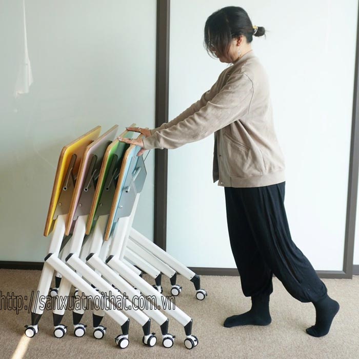 Bàn học gấp gọn có bánh xe dùng trong training Bàn học gấp gọn có bánh xe dùng trong training