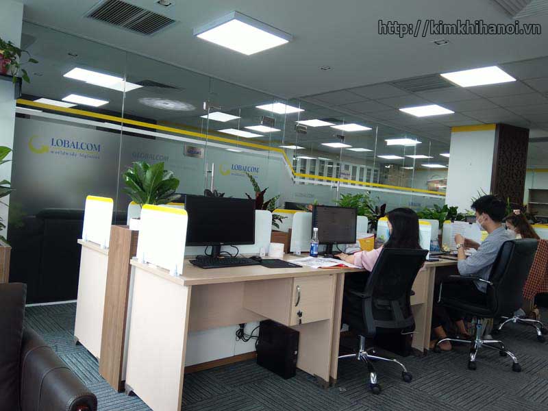 Vách ngăn bàn làm việc bằng kính VNK2