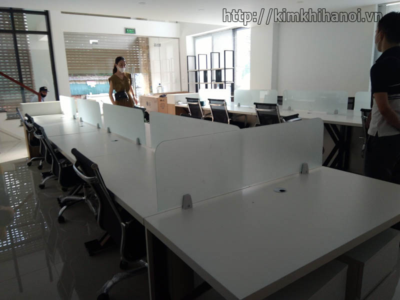 Vách ngăn bàn làm việc bằng kính VNK2