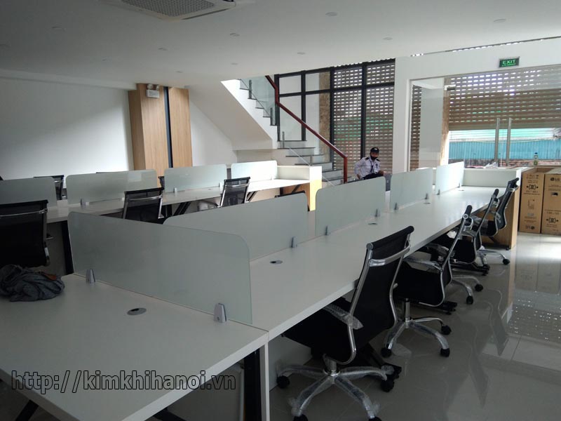 Vách ngăn bàn làm việc bằng kính VNK2